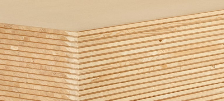 Nahaufnahme einer Tischlerplatte mit mehrschichtigem Holzaufbau, ideal für den Möbel- und Innenausbau.