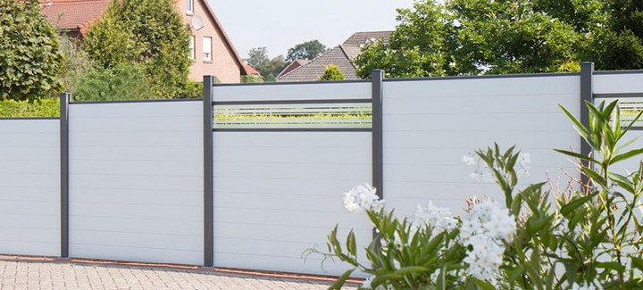 Moderner Sichtschutzzaun aus Glas für mehr Privatsphäre und eine stilvolle Abgrenzung zum Nachbargrundstück.