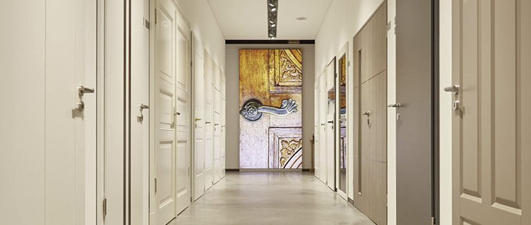 Türausstellung: Links weiße Türen, rechts Türen in Holzfarben und Grautönen.