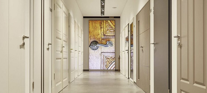 Türausstellung: Links weiße Türen, rechts Türen in Holzfarben und Grautönen.