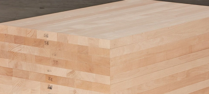Gestapelte Massivholzplatten mit durchgehenden Lamellen, ideal für den Möbel- und Innenausbau.