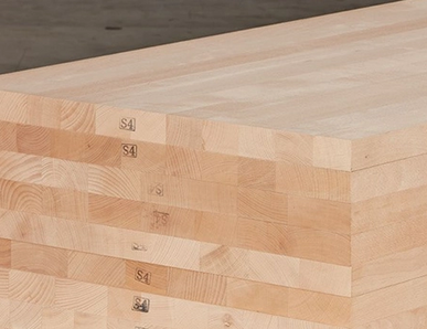 Gestapelte Massivholzplatten mit durchgehenden Lamellen, ideal für den Möbel- und Innenausbau.