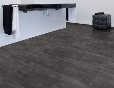 Hochwertiges dunkles Vinyl wurde im Badezimmer verlegt.