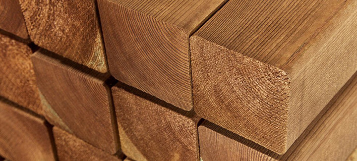 Gestapeltes Konstruktionsholz auf Lager.