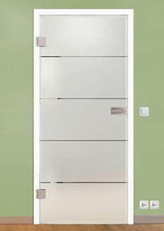 Glastür aus satiniertem Glas mit vier quer verlaufenden Streifen. Die Tür steht vor einer grünen Wand.